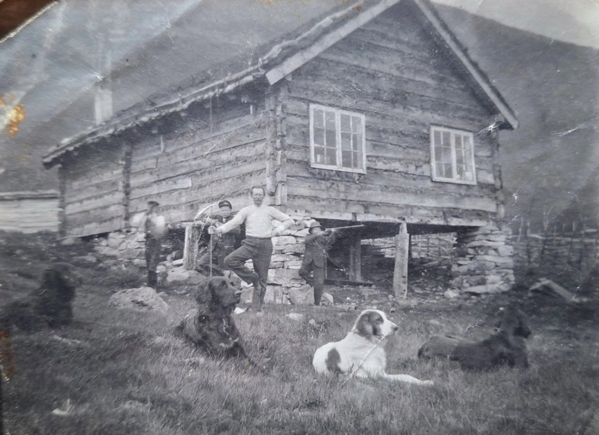 I året 1860 gjorde gardbrukarane i Gjesdalen avtale om utleige av jaktrettar i Gjesdalsdalen til direktørar og «kaksar» frå Bergen.  Bildet viser skyttarstova som vart sett opp. Fotograf: Ukjend
