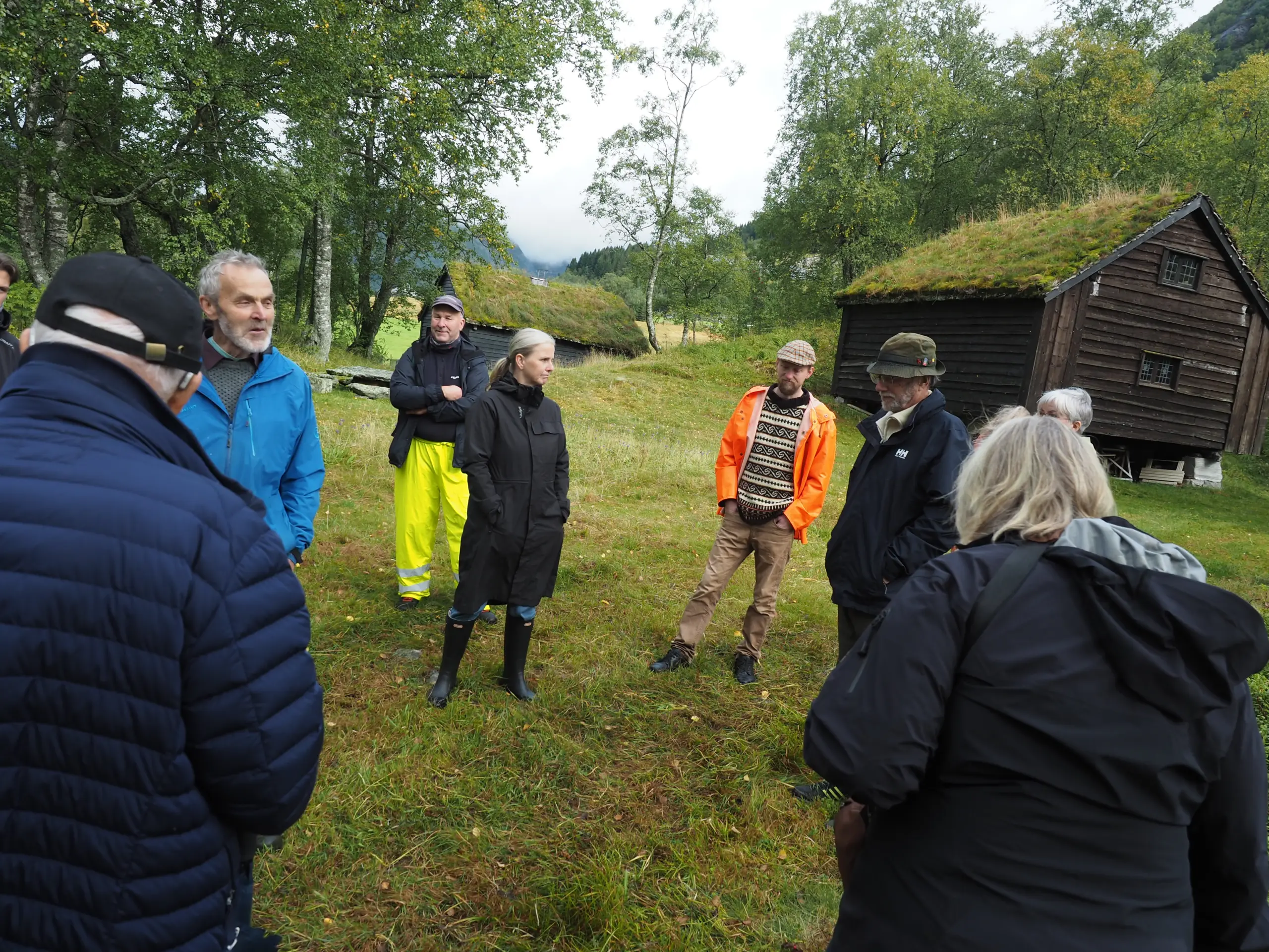 På vandring mellom gamle hus og gravhaugar